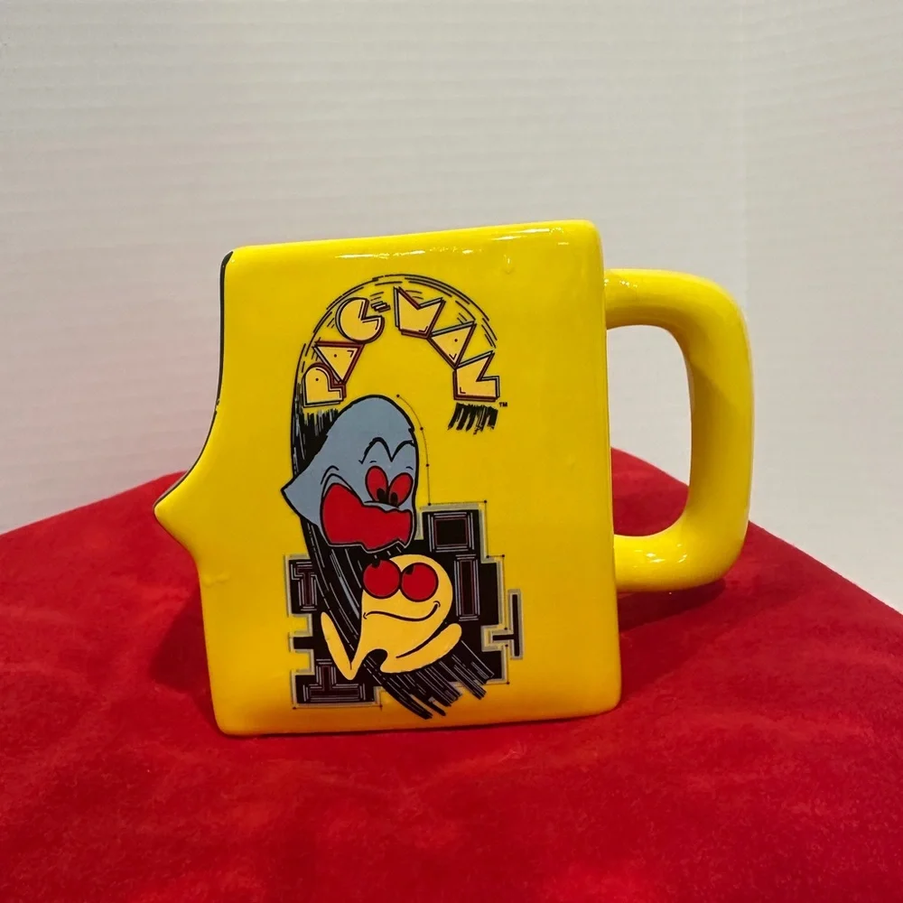 PAC MAN Vintage Video Arcade Game Shaped Ceramic Coffee Mug chipped as shown